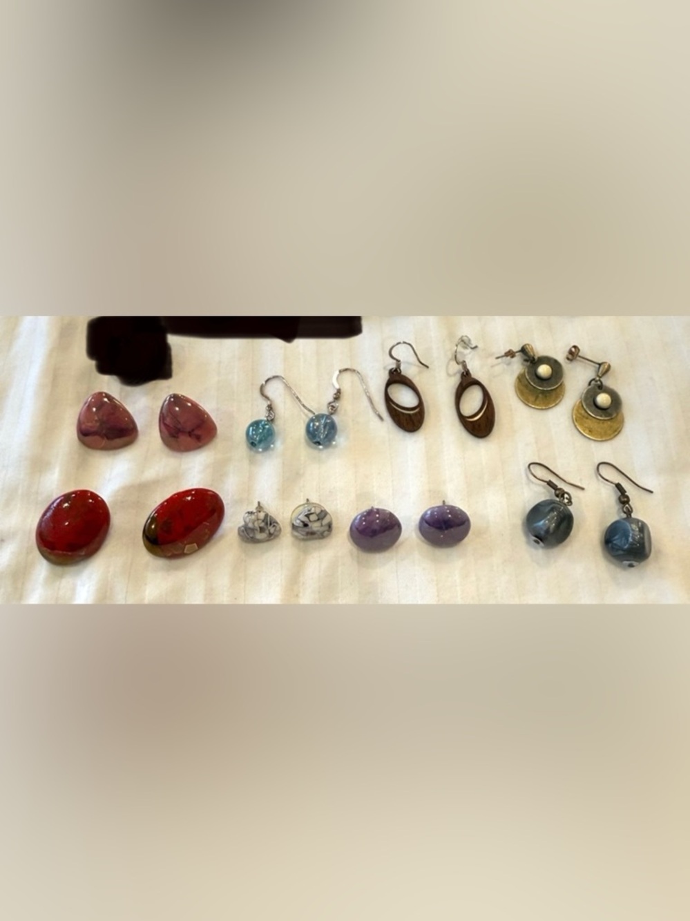 🟢3/$20 - 8 pairs of earrings - dangly and studs